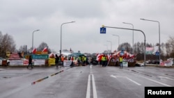 Fermierii polonezi au anunțat că vor începe să blocheze și transportul de pasageri din Ucraina, care a fost „iertat” în cursul demonstrațiilor de anul trecut.