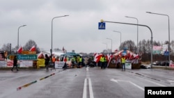 Польські фермери блокують пункт перетину кордону з Україною в Дорогуську, 20 лютого 2024 року