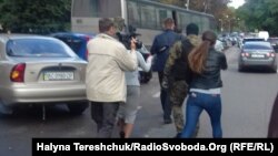 Слідчі залишають будівлю, в якій розташований офіс Петра Димінського у Львові, 6 вересня 2017 року