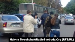 Слідчі залишають будівлю, в якій розташований офіс Петра Димінського у Львові, 6 вересня 2017 року