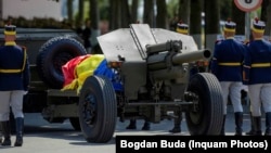 La ceremonia privată de înmormântare s-au tras 21 de salve de tun în memoria lui Ion Iliescu.