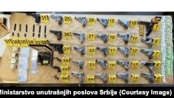 Kod jednog od osunjičenih za krijumčarenje kineskih migranata policija je pronašla 27 pištolјa, šest improvizovanih naprava za ispalјivanje projektila, 247 metaka raznih kalibara, 6. 400 evra i više ličnih dokumenata za koja se sumnja da su falsifikovana.