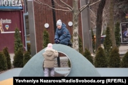 Діти граються в оновленому сквері біля центрального проспекту Запоріжжя