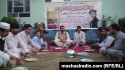 د انځور په منځنۍ برخه کې شاعر اسرار اتل (کيڼ) او د مشال راډیو خبریال باز محمد عابد (ښی) ناست دي.په انځور کې د ننګرهار نور فرهنګپالان هم ناست دي.