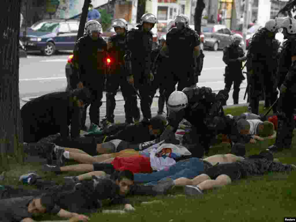 Policia në Beograd arrestoi disa protestues, që po protestonin kundër arrestimit të Ratko Mlladiqit...