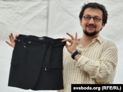 Аляксандар Кухта прадае з аўкцыёну гарсэт Сьвятаны Ціханоўскай