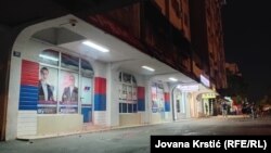 Slomljena stakla na prostorijama Srpske napredne stranke u Novom Sadu, 14.8.2025.