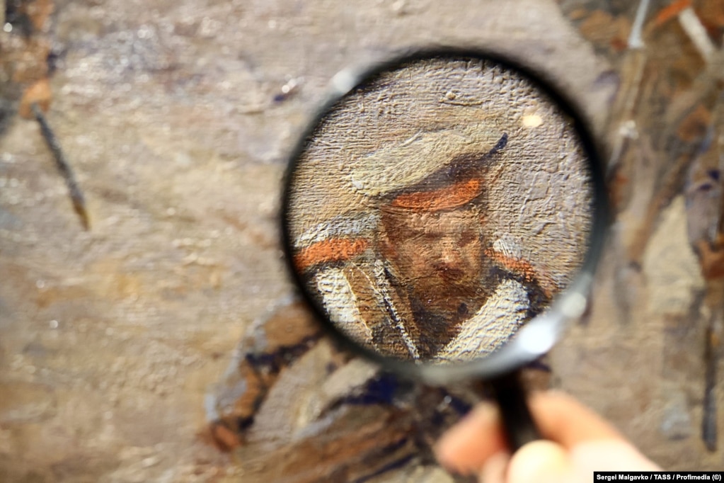 Një fragment i panoramës origjinale shihet në një kinema lokale në Sevastopol më 10 qershor.Fragmentet origjinale të pikturës së famshme të Roubaudit ishin duke u përgatitur që të vendoseshin në ekspozitë në Sevastopol në kohën kur ndodhi sulmi me dronë më 10 qershor. Fragmentet ndodheshin në një ndërtesë të veçantë dhe nuk u dëmtuan gjatë incidentit.