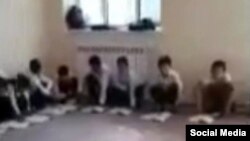 Ученики школы №39 Яккабагского района Кашкадарьинской области учатся, сидя на полу. Скриншот видеозаписи.