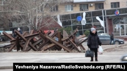 Протитанкові їжаки на центральному проспекті Запоріжжя