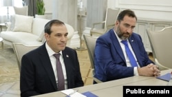 Armenia - U.S. official Aryeh Lightstone (left) and businessman Konstantin Sokolov meet Prime Minister Nikol Pashinian, Yerevan, August 5, 2026.