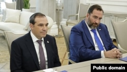 Armenia - U.S. official Aryeh Lightstone (left) and businessman Konstantin Sokolov meet Prime Minister Nikol Pashinian, August 5, 2026.