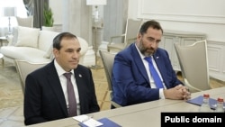 სტივ უიტკოფის მრჩეველი არიე ლაიტსოუნი (მარცხნივ) და TRIPP-ის საინვესტიციო ფონდის ხელმძღვანელი კონსტანტინ სოკოლოვი