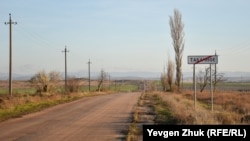На некоторых крымских дорогах разметки нет вообще. У села Табачное Бахчисарайского района. Фото из архива