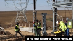 Робітники на підстанції Вулканешти, що є частиною 400-кіловольтної повітряної лінії електропередач Вулканешти–Кишинів, Молдова, 24 березня 2026 року