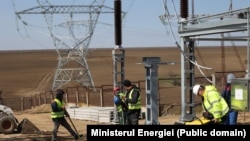 Вулканешти подстанциясында иштеп жаткан кызматкерлер. Молдова. 24-март, 2026-жыл.