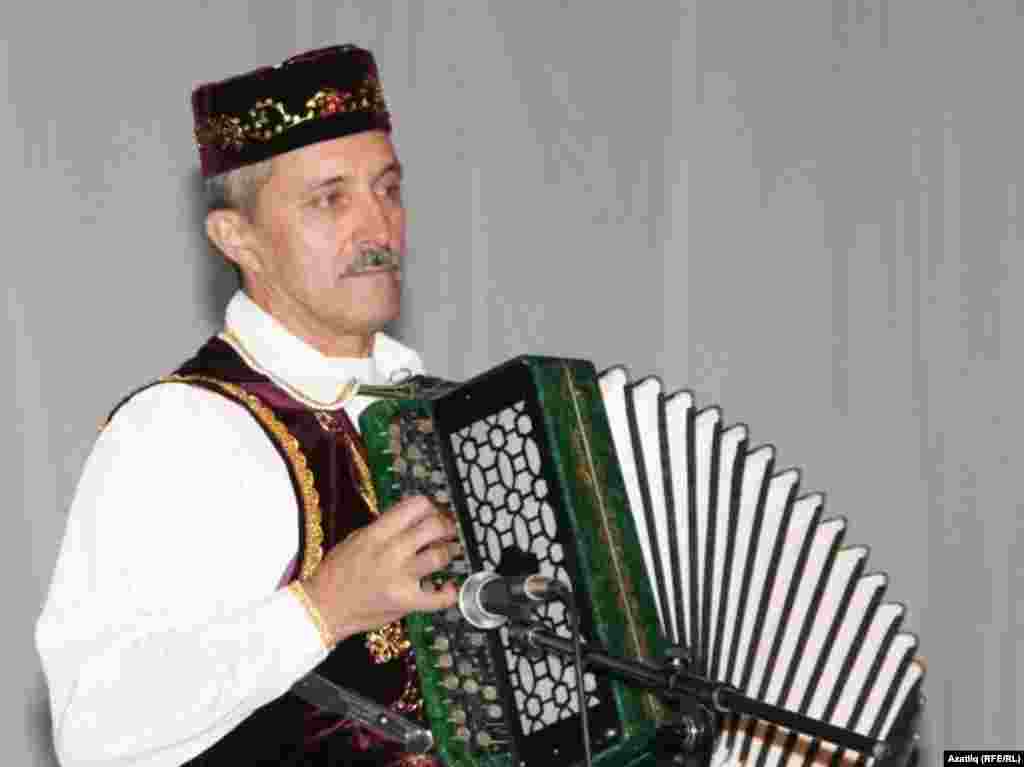 "Таң йолдызлары" ансамбленең музыка җитәкчесе Салих углы Рәшид Сабиров.