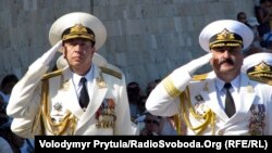 Олександр Федотенков (л) і Юрій Іл’їн (п) на параді в Севастополі 29 липня 2012 року