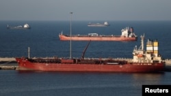یک تانکر نفتی که بواسطه نگرانی از حمله در تنگهٔ هرمز در ساحل عمان لنگر انداخته است
