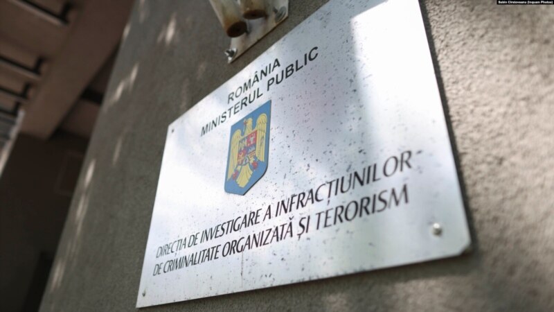 Adolescent de 17 ani, reținut pentru amenințări teroriste către școli și spitale. A colaborat cu o minoră de 14 ani pentru a crea panică