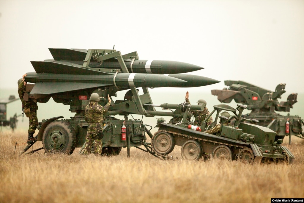 Sistemi raketor tokë-ajër HAWK Në njoftimin e Departamentit amerikan të Shtetit u tha se paketa e fundit e armëve do të përfshijë “municione të mbrojtjes ajrore”, që nuk u specifikuan se çfarë do të jenë. Por, Associated Press pretendoi se Ukrainës do t’i jepet sistemi HAWK. Ky sistem i raketave është përdorur për herë të parë nga ushtria amerikane më 1959. Ky lloj raketash të vjetra raportohet se ka qenë efektiv kundër dronëve Shahed, të prodhuar nga Irani, të cilët lëvizin ngadalë.
