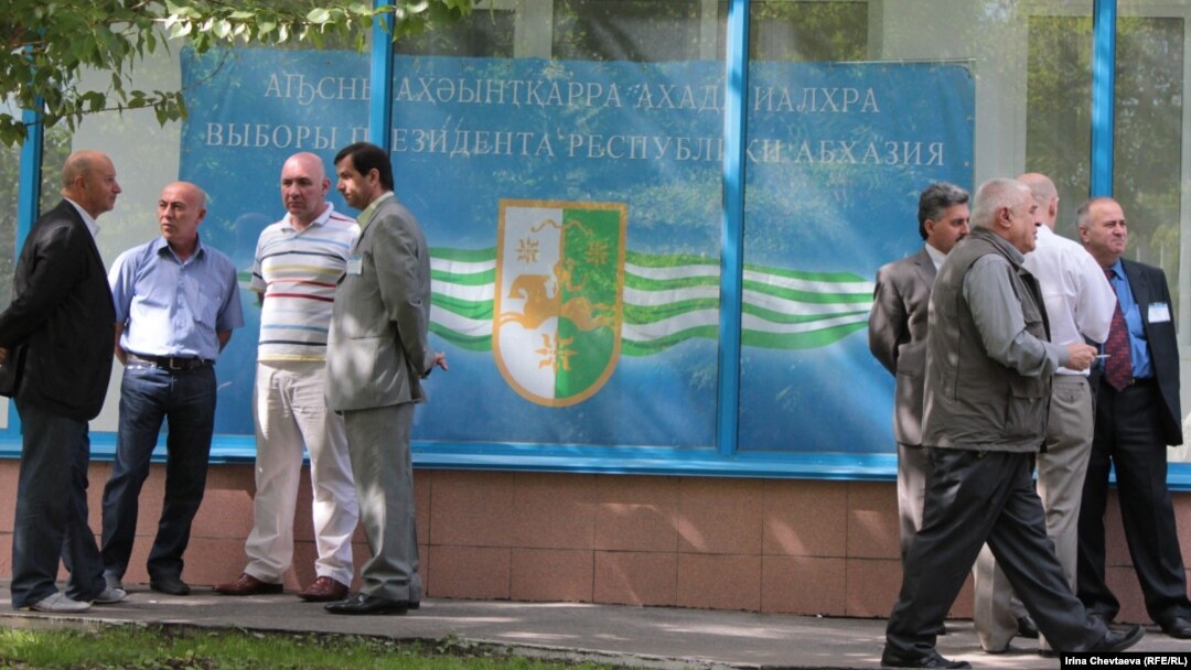 Абхазский парламент уже разработал закон о виде на жительство, – это такой специальный документ, который бы позволил жителям этого района, если не получать гражданство, то хотя бы получать полноценные гражданские права