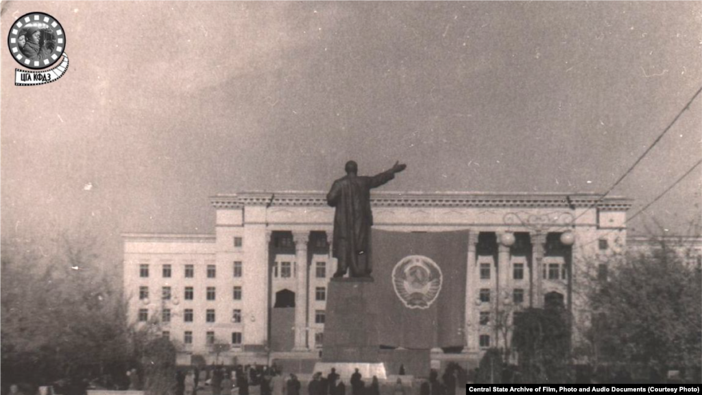 Дом правительства. Снимок сделан в 1950 году (слева). Строительство началось в 1938 году, но было прервано Второй мировой войной. Продолжилось оно лишь в 1951 году и завершилось в 1957-м (так что к дате архивного фото есть вопросы). Главный архитектор &mdash; Борис Рубаненко, работавший в мастерской Моспроекта. В здании размещались Верховный Совет, Совет Министров и ЦК Компартии Казахстана (до 1980 года). С 2001 года здание принадлежит Казахстанско-Британскому техническому университету.&nbsp; 