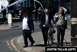 Местные жители проходят мимо оцепленного района, Лондон, 29 апреля 2026 года