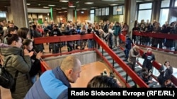 Okupljeni su se rasporedili po hodnicima zgrade blokiranog fakulteta, 21. januar 2025.