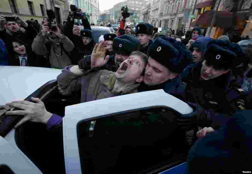 Паліцыя затрымлівае ўдзельніка пратэсту ўладальнікаў валютных іпатэк каля Цэнтральнага банку ў Маскве.