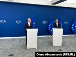 Магнус Бруннер, комісар з питань внутрішніх справ та міграції (зліва), пропонує продовжити тимчасовий захист для біженців з України, 26 червня 2026 року