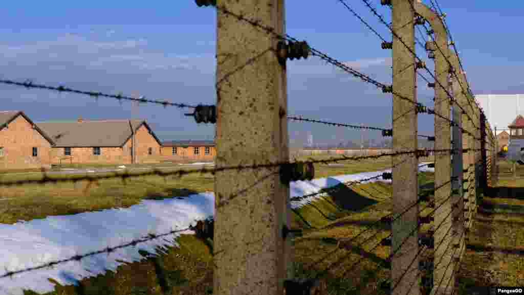 Lagărul de concentrare Auschwitz - Birkenau, o privire din spatele sârmei ghimpate.