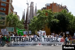 Demonstrație împotriva supraturismului la Barcelona, pe 15 iunie 2025. Capitala catalană este unul din orașele cele mai căutate de turiști, în Europa.