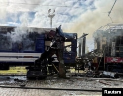 Tren atacat de ruși la Șostka, în regiunea Sumî, din nordul Ucrainei, la 4 octombrie 2025. Sumî este una din regiunile în care Moscova efectuează atacuri dese, inclusiv asupra infrastructurii.