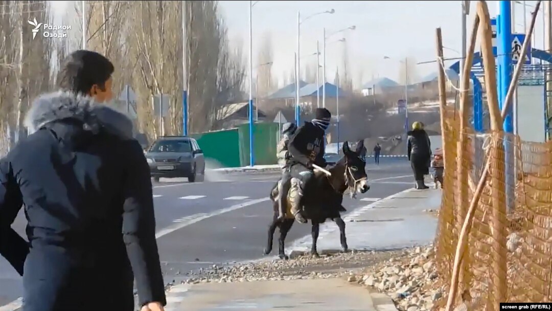 A resident from the sleepy Tajik hamlet of Khojaghalton has put a bounty on a mysterious poet who uses the pen to lash out at fellow villagers and their daily routines.