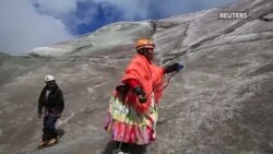 کوهنوردی زنان چولیتا با دامن های پرچین