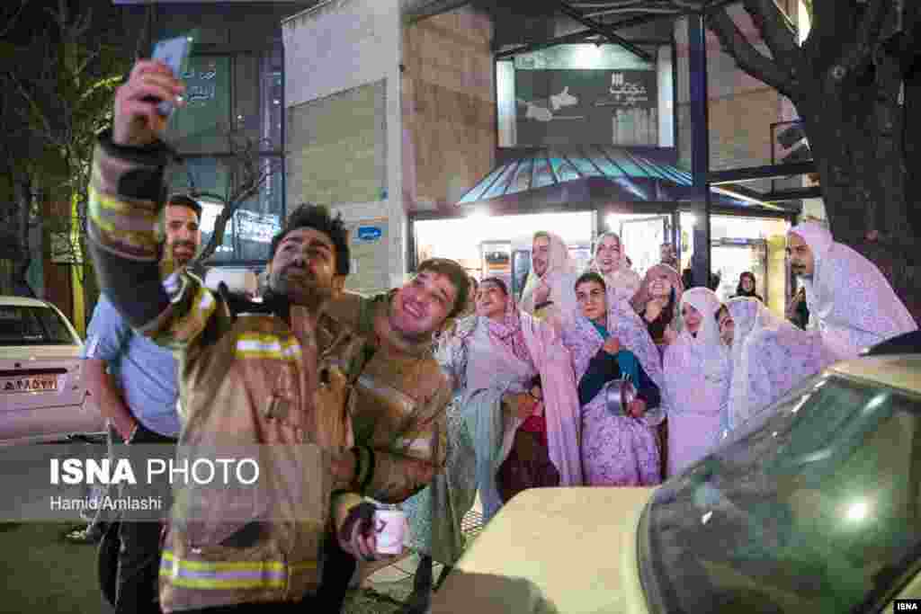 آتش&zwnj;نشان&zwnj;ها با قاشق&zwnj;زن&zwnj;ها عکس یادگاری می&zwnj;گیرند.