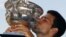 Novak Đoković sa pobedničkim peharom u Melburnu, 31. januar 2011