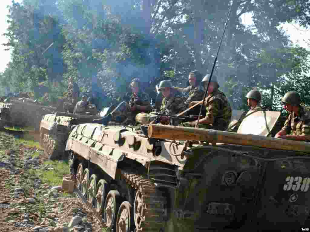 Title ENG: 2008 Georgia - South Ossetia conflict: August 11 Caption: ITAR-TASS 70: NORTH OSSETIA, RUSSIA. AUGUST 11. Russian armoured vehicles in Vladikavkaz, North Ossetia, Russia. 