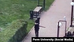 Fotografija naoružanog napadača koju je načinio student ispred ulaza u univerzitet u Permu, Rusija (20. septembar 2021.)