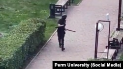 Вооруженный Т.Бекмансуров идет по территории кампуса Пермского университета