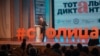 Дмитрий Глуховский на сцене во время "Тотального диктанта – 2021"