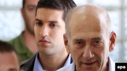 Israel -- Ehud Olmert, the former Prime Minister of Israel, walks out from Magistrate's Court in Jerusalem, 25Sep2009