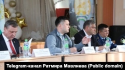 Ратмир Мавлиев (по центру) на встрече с жителями