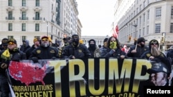 Membri ai organizației de supremație albă Proud Boys la Washington, felicitându-l pe Trump, la 20 ianuarie.