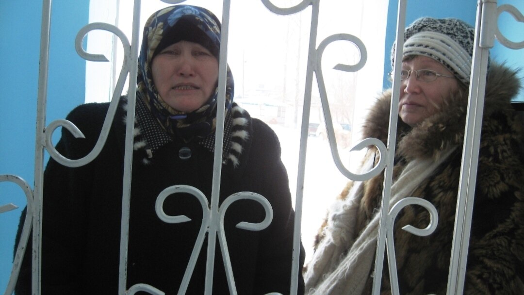 Анасы қызына минет порносын үйретеді