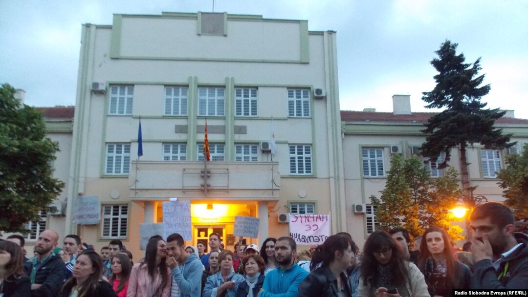 Протест за оставка на битолскиот градоначалник Владимир Талески