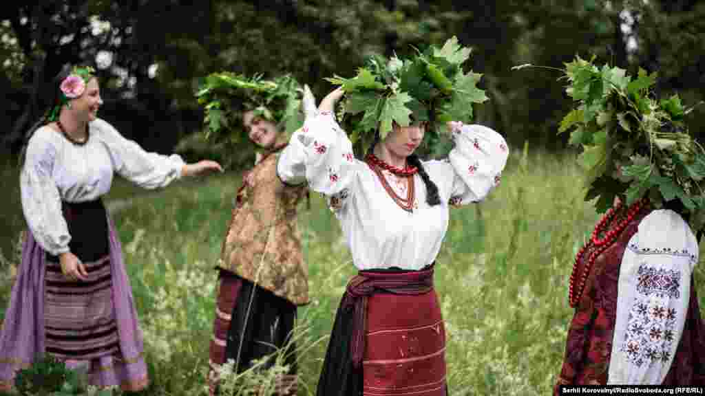 В козацькому селищі &laquo;Мамаєва слобода&raquo; у Києві дівчата-козачки разом із козаками провели обряд встановлення &laquo;Віхи&raquo; напередодні свята Трійці. &laquo;Віха&raquo; &ndash;&nbsp;це велетенська жердина, обвита зіллям, стрічками та квітами. Навколо неї традиційно проводяться обрядові дії та розваги. Цей предмет символізує &laquo;Дерево життя&raquo;, або ж триєдність всього сущого &ndash; Трійцю. Київ, 18 червня 2016 року. ДИВИТИСЬ ФОТОГАЛЕРЕЮ