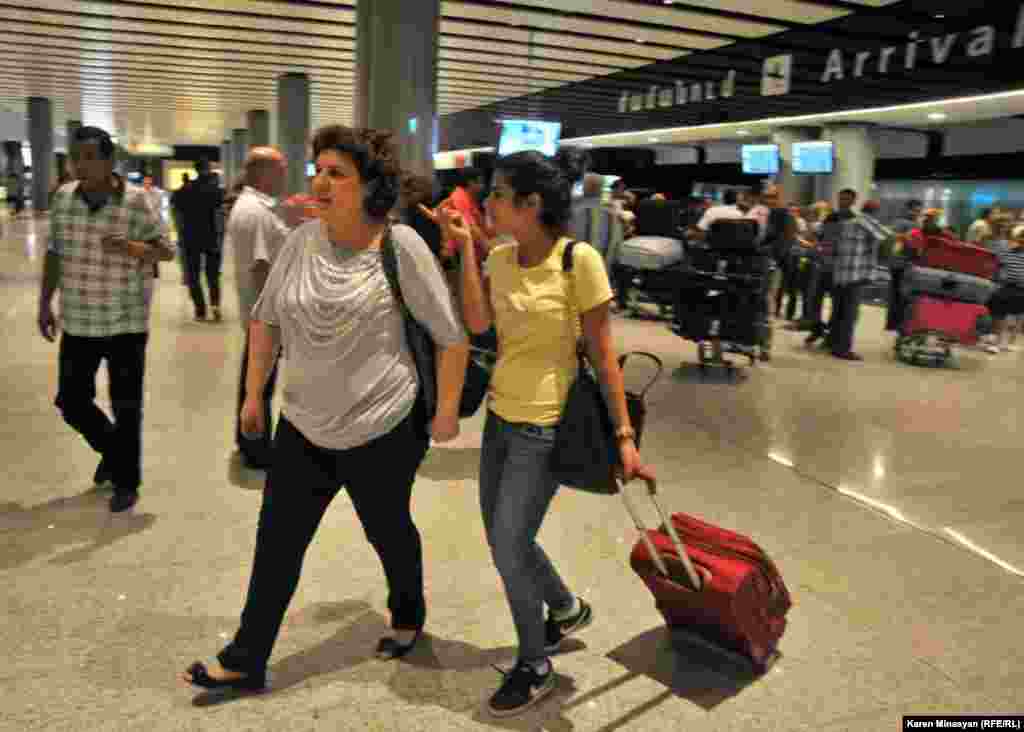 Armenia -- Syrian Armenians arrive in Yerevan, 17Aug2012