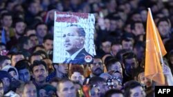 Թուրքիա - Իշխող «Արդարություն և զարգացում» կուսակցության աջակիցները հավաքվել են կուսակցության գլխավոր գրասենյակի մոտ, Անկարա, 2-ը նոյեմբերի, 2015թ․